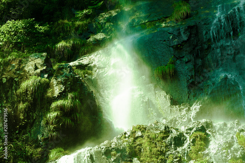  兵庫県・緑深い峡谷の陽光に映える足尾の滝 © Ken-Jiraud Jp