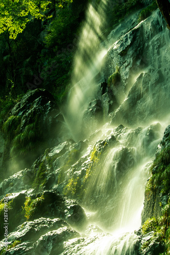  兵庫県・緑深い峡谷の陽光に映える足尾の滝