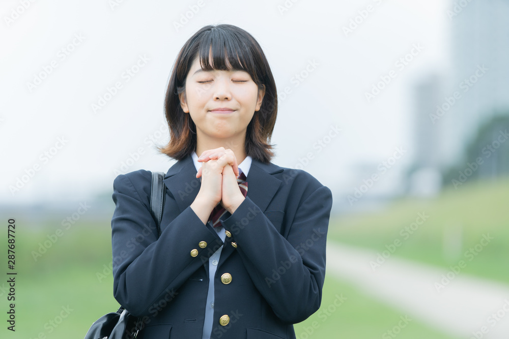 お祈りをする女子高生