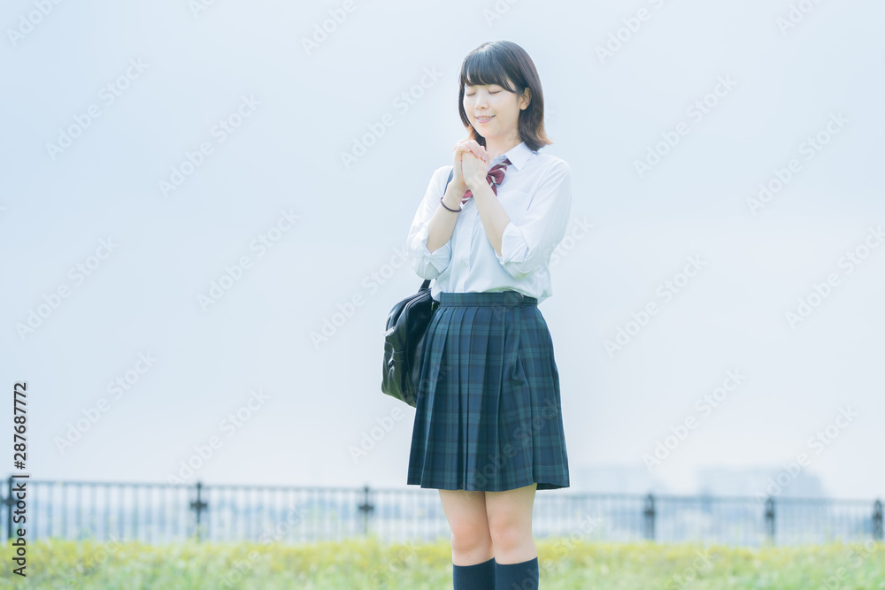 Obraz premium お祈りをする女子高生