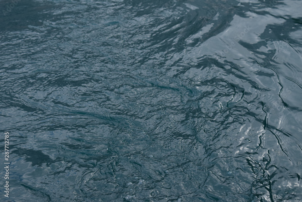 Obraz premium Paesaggio alpino sul lago di Braies. L'immagine è una foto all'acqua , cattura i movimenti circolari dell'acqua stessa, dovuti al movimento del remo.