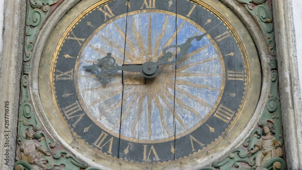 23884_The_wooden_clock_on_the_wall_in_the_city.mov 23884_The_wooden_clock_on_the_wall_in_the_city.mov