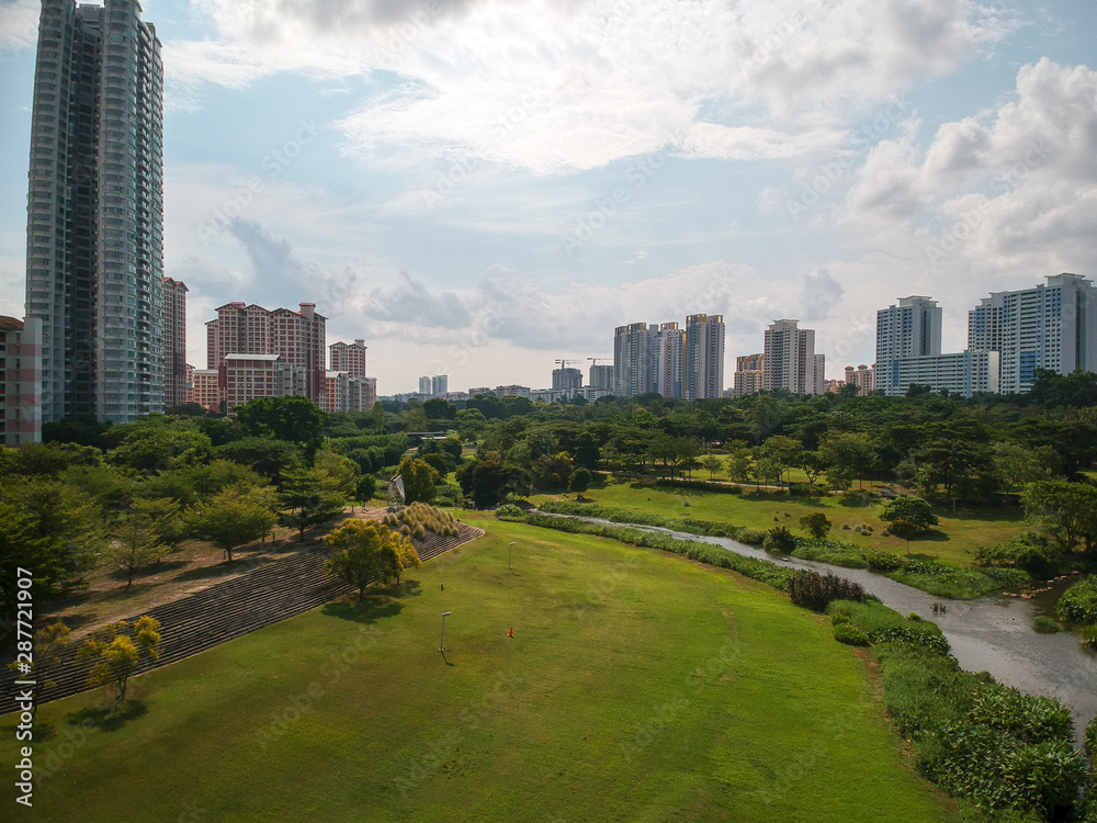 Obraz premium Budynki mieszkalne na tle osiedlowego parku