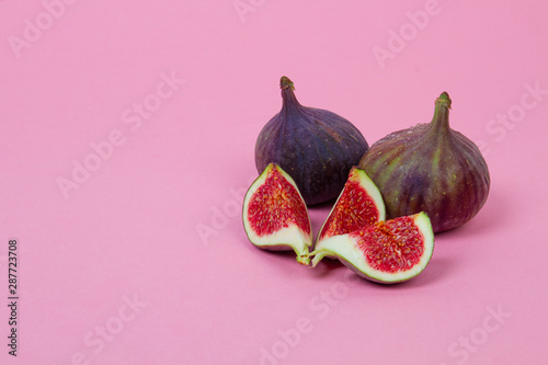 Belles figues sur fond rose