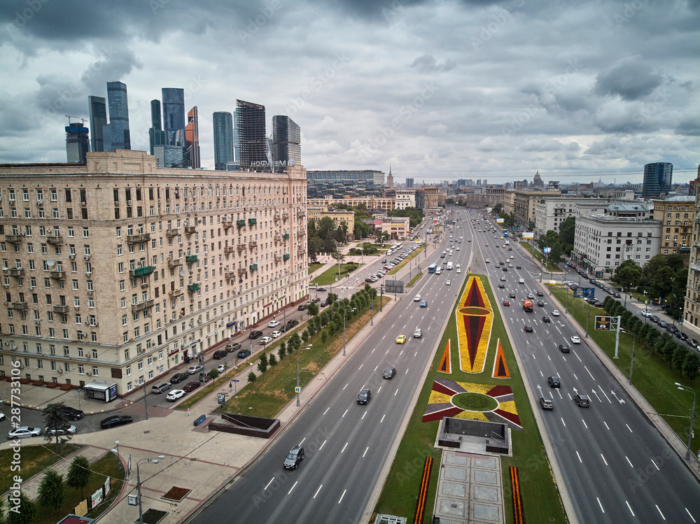 Obraz premium Moscow City IBC and Stalinism residential buildings on Kutuzovskiy avenue. Aerial view