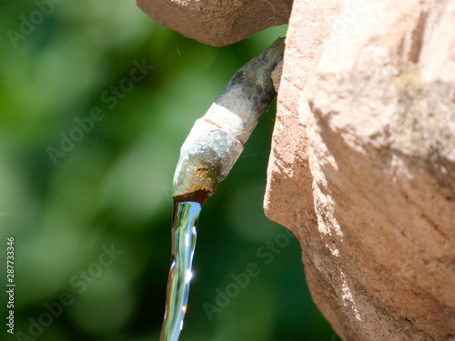 Fuente de la que sale agua fresca en la población riojana de Ezcaray
