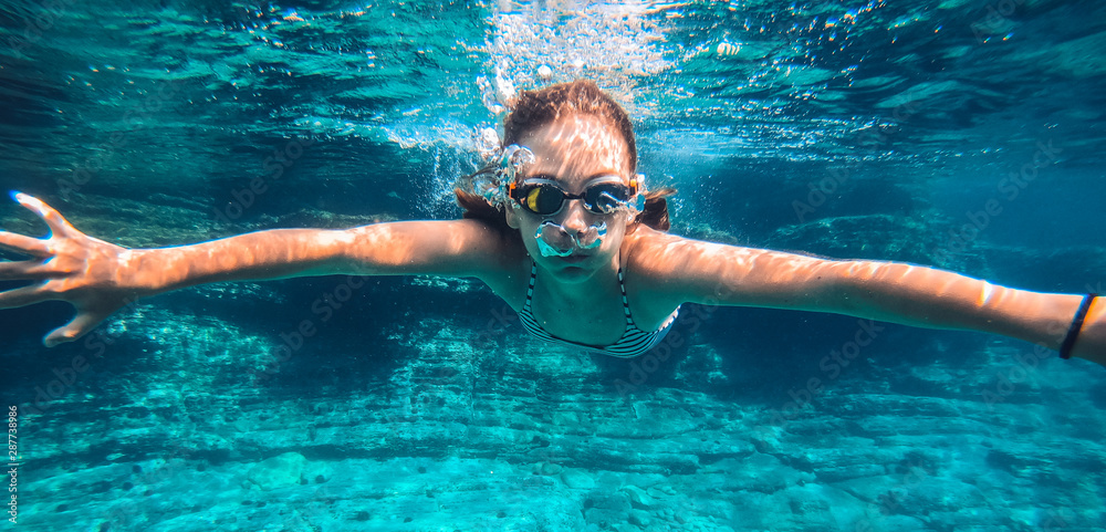 Fototapeta premium Girl swimming in the sea