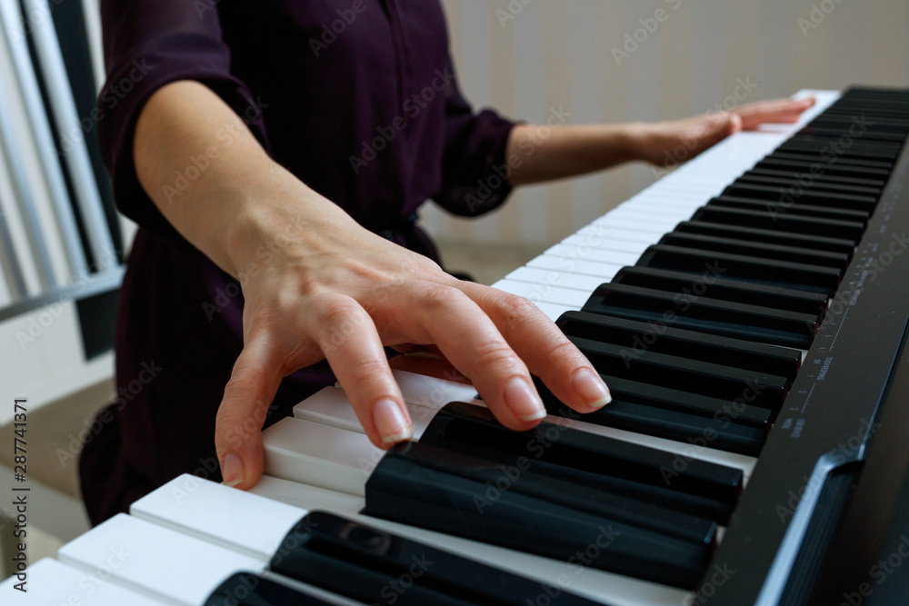 Obraz premium Young woman playing piano
