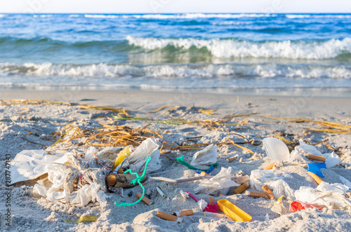 Umweltverschmutzung am Strand mit Meer im Hintergrund