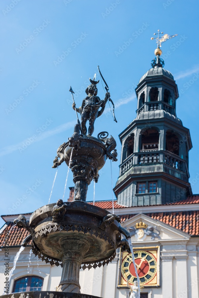 Luna-Brunnen, Marktplatz mit Rathaus, Altstadt, Lüneburg, Niedersachsen, Deutschland, Europa