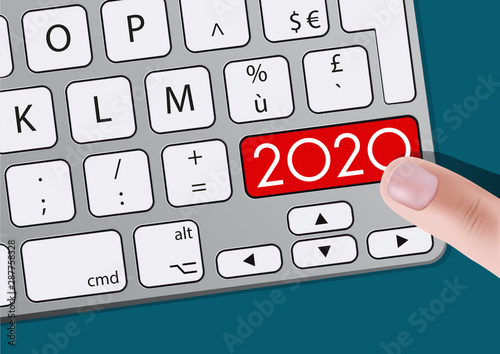 Un doigt appuie sur une touche d’un clavier d’ordinateur sur laquelle est écrit l’année 2020, pour présenter les objectifs d’une entreprise.