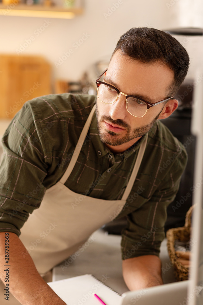Obraz premium Dark-eyed owner of coffee shop feeling thoughtful
