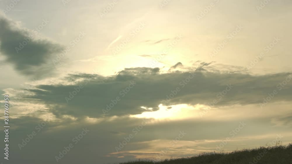 【固定】土手と人 夕日 雲 微速度撮影 【固定】土手と人 夕日 雲 微速度撮影