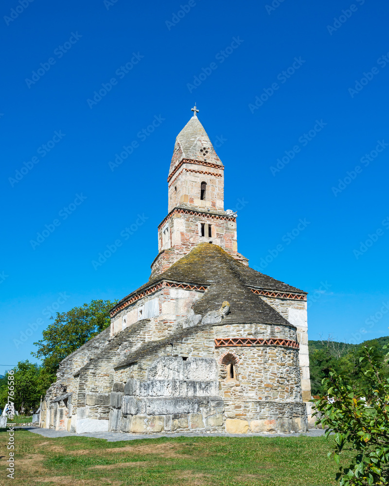 Alte Sf. Nicolae Kirche von Densus - älteste Steinkirche in Rumänien (13. Jh.)