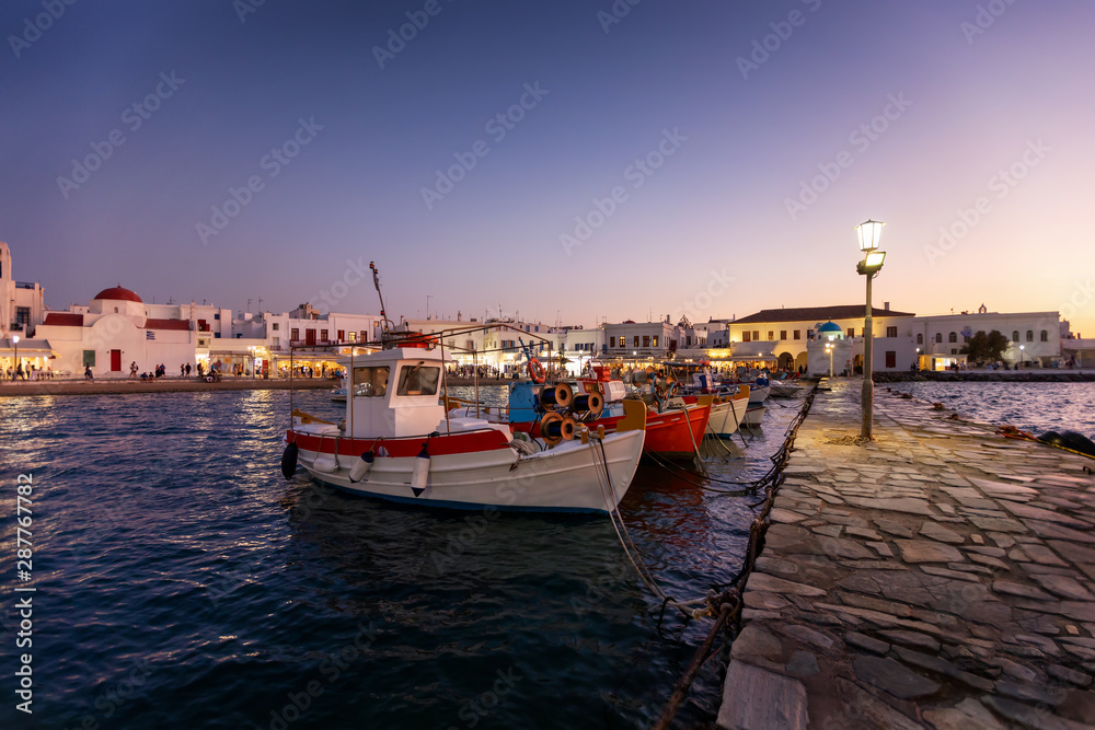 Fototapeta premium Der alte Fischerhafen von Mykonos bei Sonnenuntergang, Kykladen, Griechenland