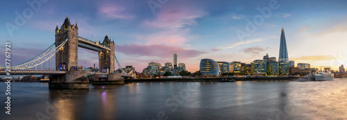 Weites Panorama von der Tower Bridge bis zur London Bridge bei Sonnenuntergang, Großbritannien 