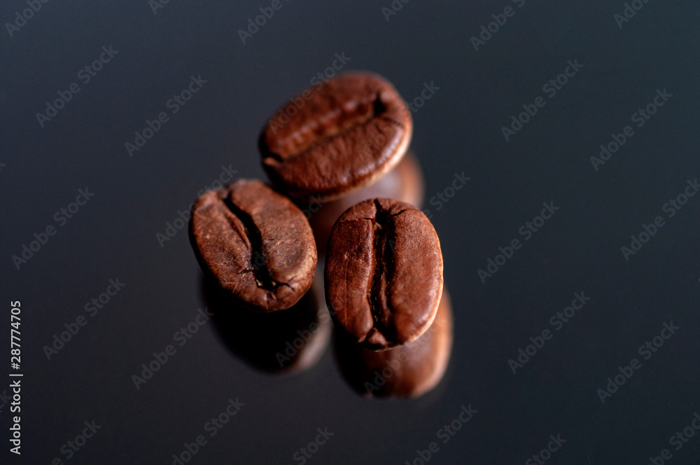 Fototapeta premium coffee beans on a mirror table