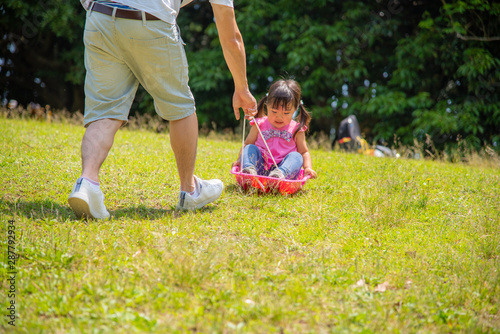 公園で遊ぶ子供 © shirohige