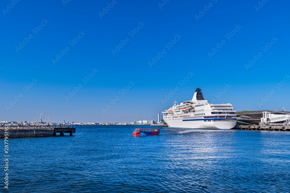 横浜港の風景 大型客船と遊覧バス