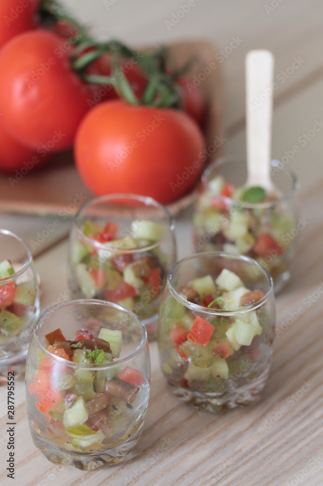 tartare de tomates multicolores et concombre tartare de tomates multicolores et concombre