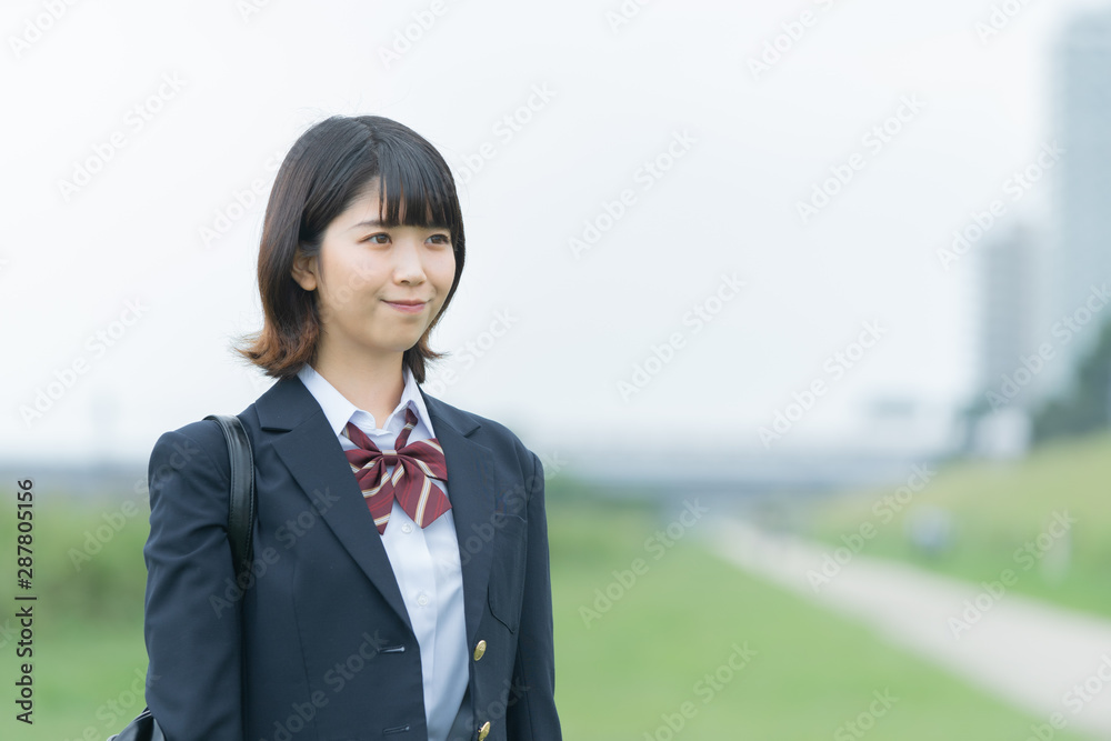 笑顔で通学する女子高生
