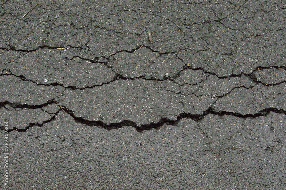 Obraz premium 罅が入ったアスファルト道路