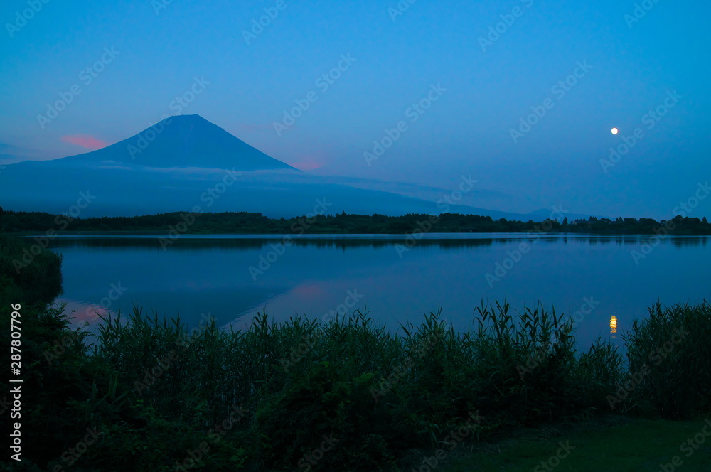 富士山と月（田貫湖）