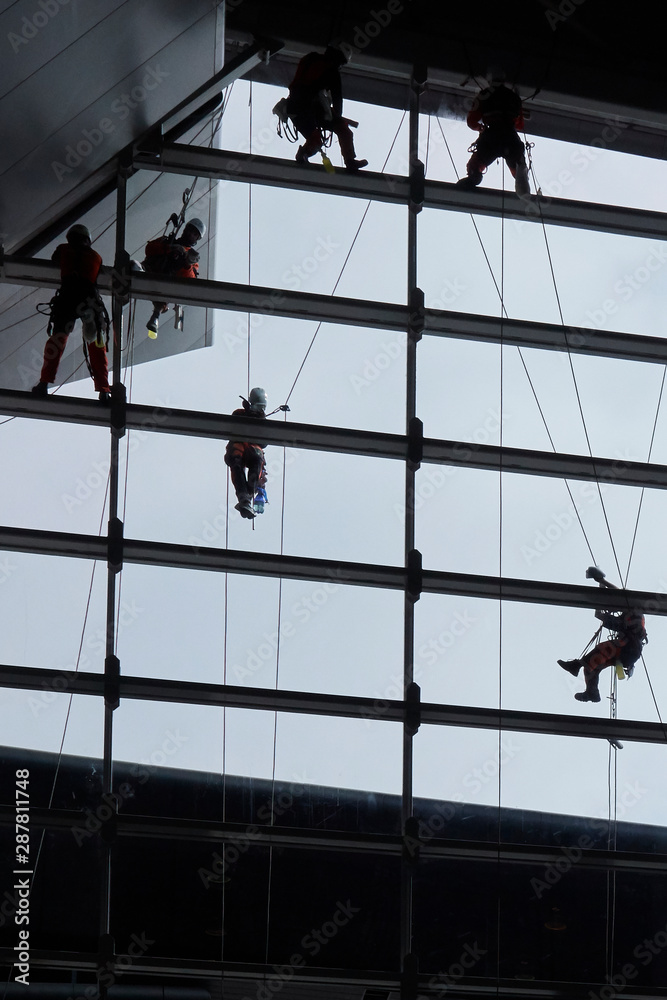 Reinigung einer Glasfassade durch Industriekletterer