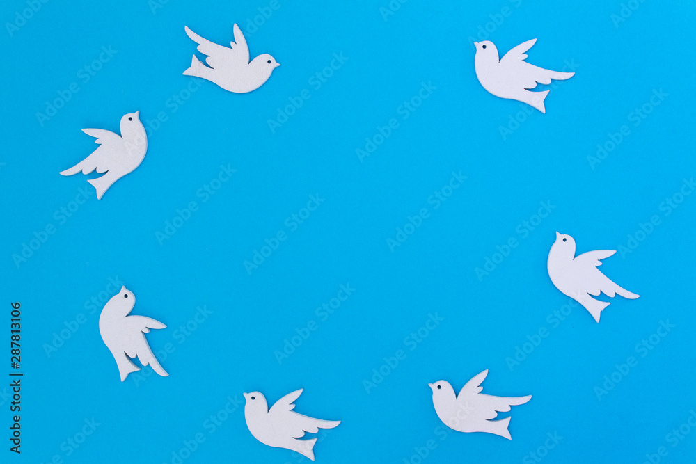 Fototapeta premium circle group union of white decorative birds on blue sky background