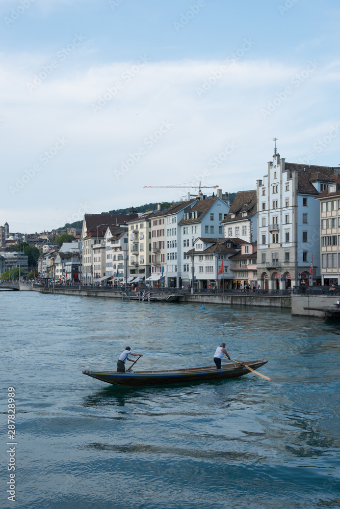 Obraz premium Boot auf Limmat in Zürich mit Altstadt im Hintergrund