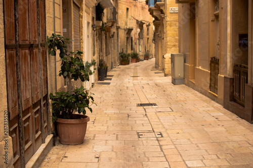 Fototapeta Naklejka Na Ścianę i Meble -  Buetyfull Malta's streets and bay. Colorfull balcony.