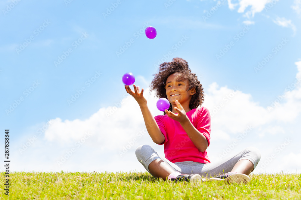 Ταπετσαρία Positive happy girl juggle balls on the grass