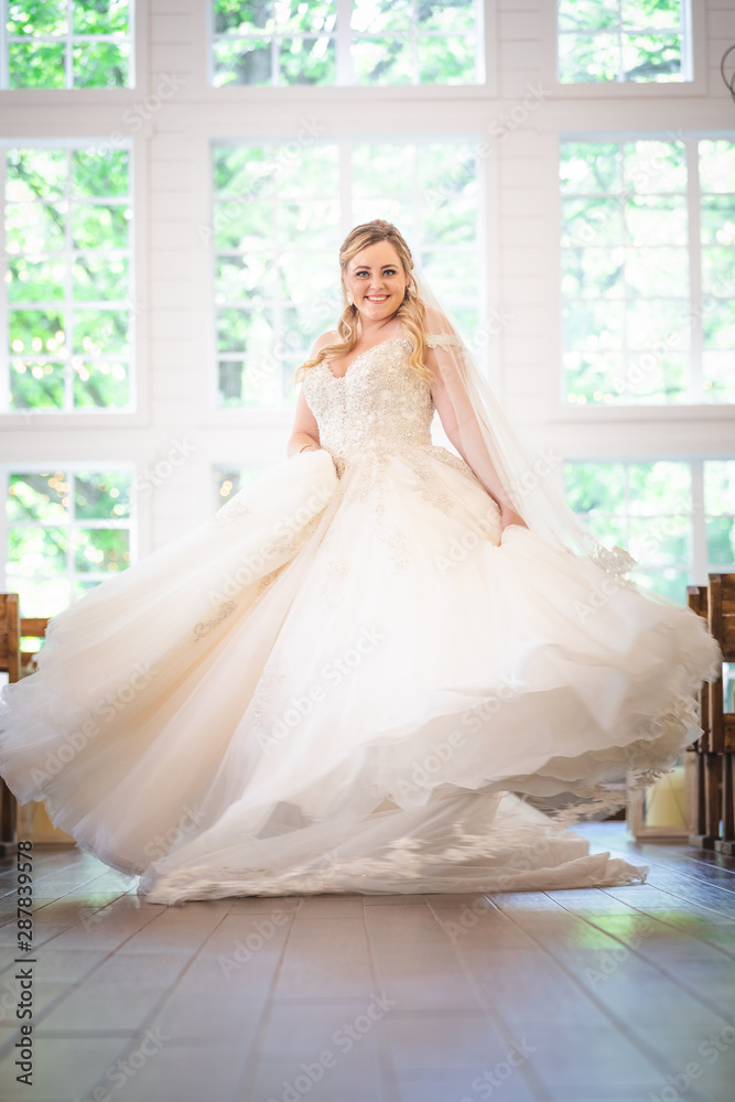 Fototapeta premium Beautiful bride in white dress