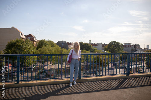 Wunderschöne Frau im Laufe der Zeit des 22 Jahrhunderts