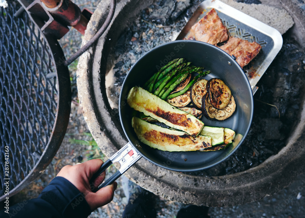 Camping zelten essen grillen über Lagerfeuer mit einem Grill Stock Photo |  Adobe Stock