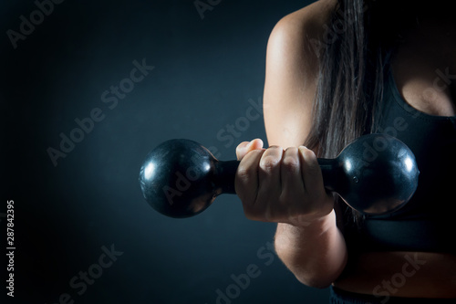 mulher fazendo musculação e exercícios photo