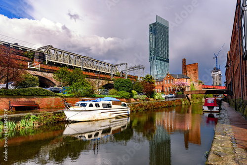 Murais de parede Beetham tower reflection in Rochdale canal ,Manchester City
