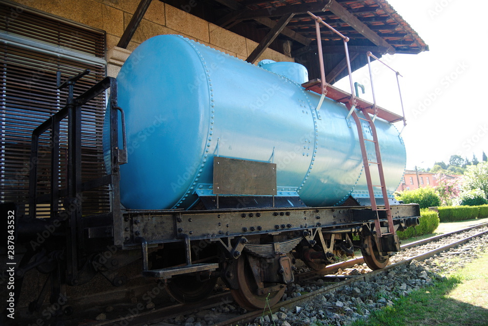 Naklejka premium Vagão cisterna, comboio para transportar líquidos muito antigo, de via de bitola métrica