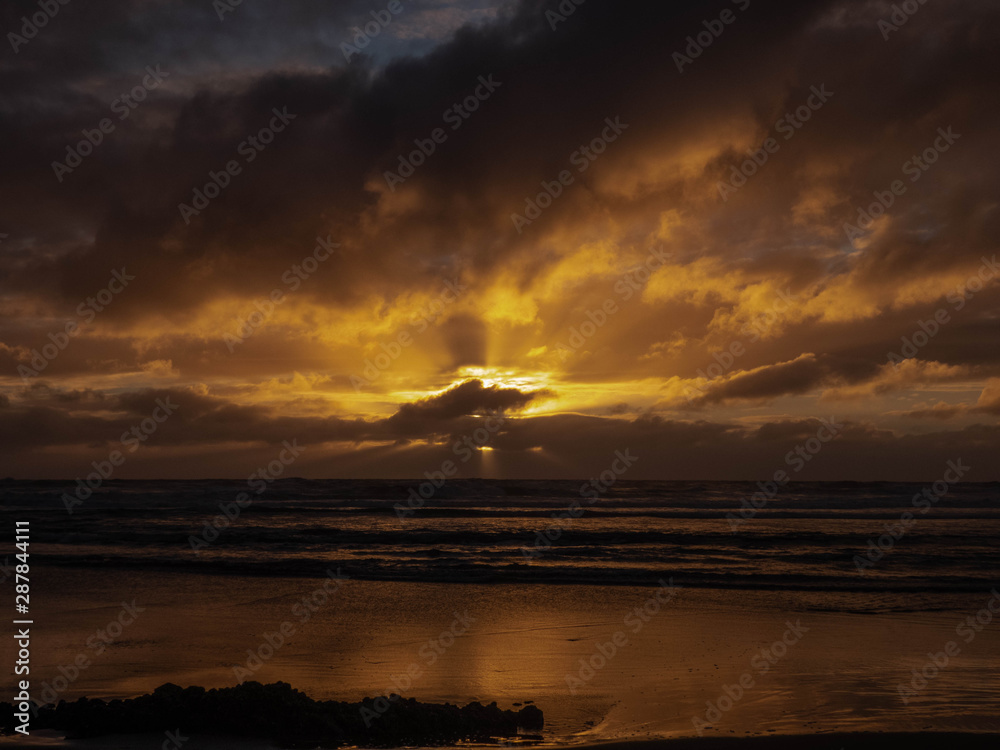 Fototapeta premium Dawn at Piha Beach