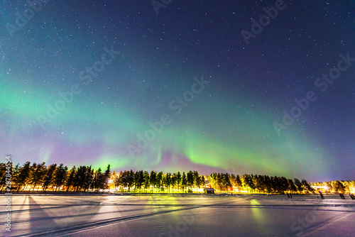 Foto Northern lights over Jokkmokk and the Lake Talvatis, in the heart of Swedish Lap