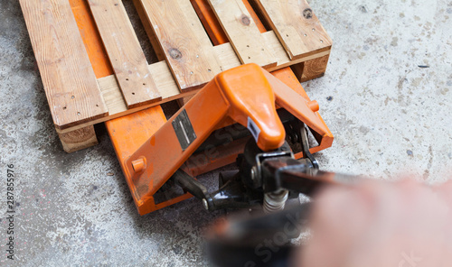 Wallpaper Mural Organer Hubwagen, gabelhubwagen mit leerer Palette, palettenheber transport Lager Lagerhaltung Torontodigital.ca