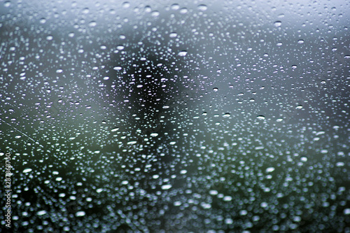 Gotas de lluvia en vidrio del auto