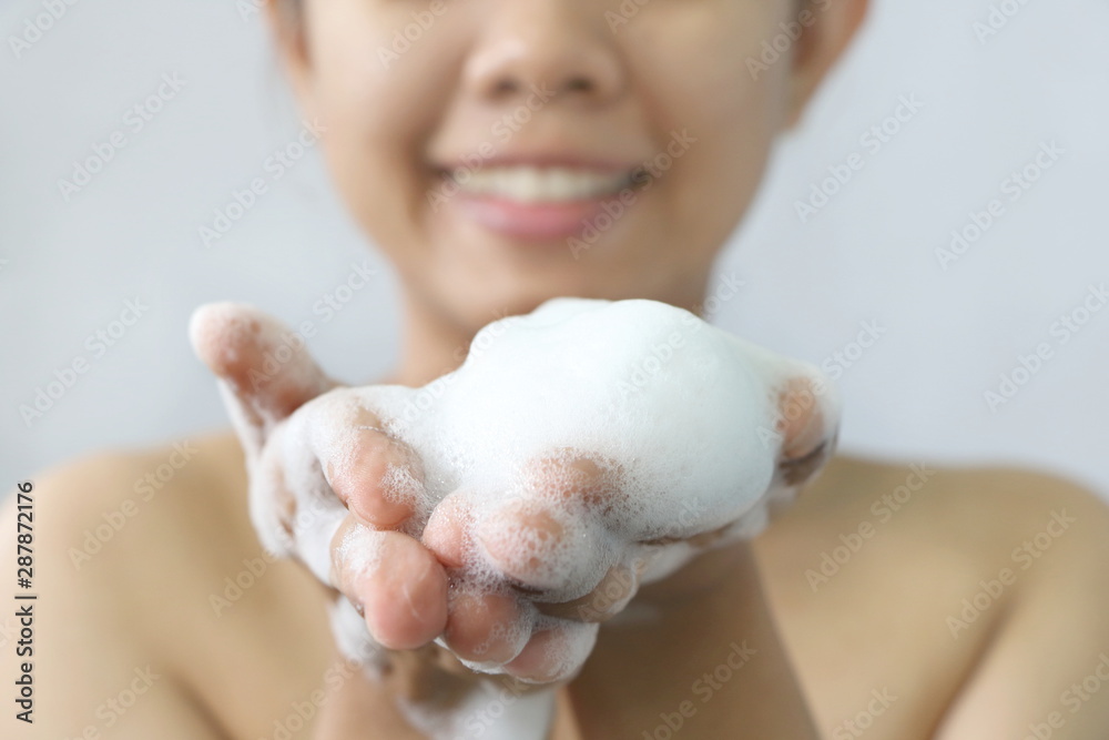 Φωτογραφία Close up white bubble foam on Asia young woman hand for cleansing her skin face or body