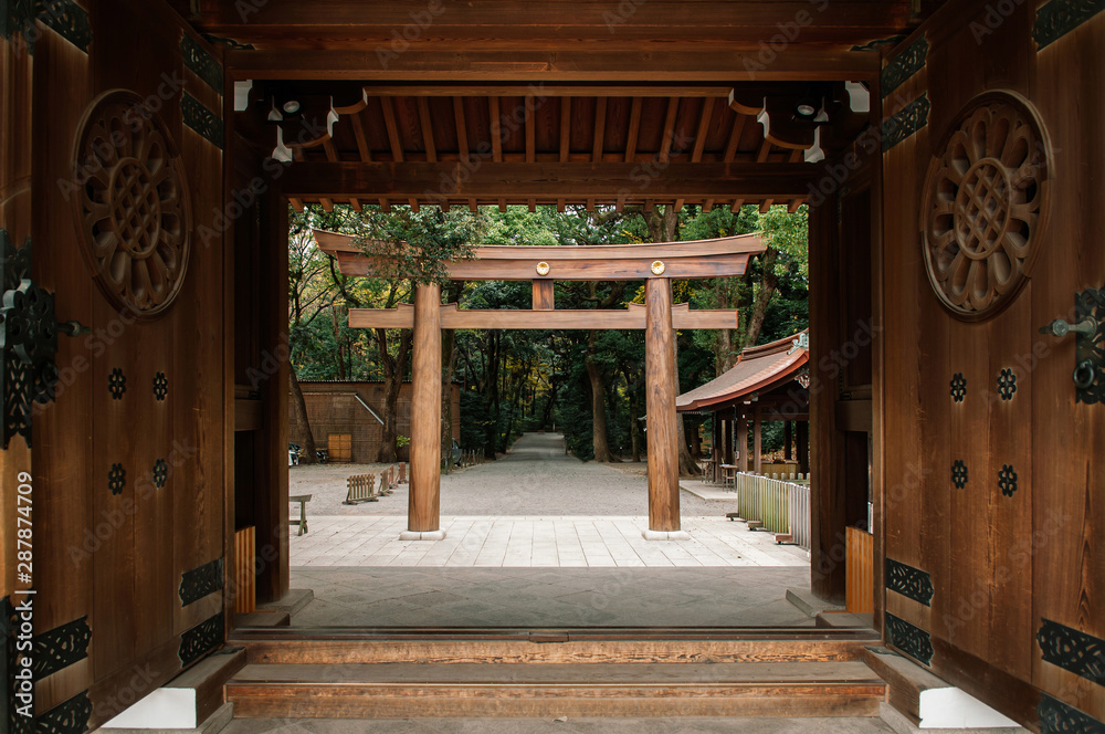 Εκτύπωση καμβά Meiji Jingu Shrine wooden Torii seen through old gate entrance - Tokyo
