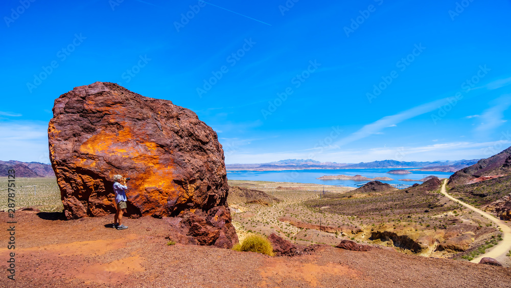 Φωτογραφία A woman taking a picture of Lake Mead from the Historic Railroad Hiking Trail ne