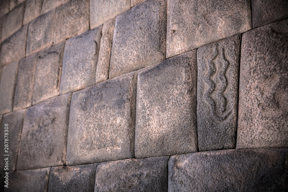 Φωτογραφία Inca wall with carved stone of snake at mythical street called seven snakes from Cusco, Peru