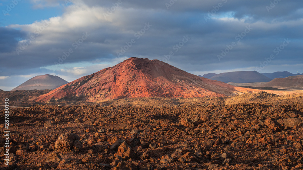Volcán Bermeja en Lanzarote, con mal país en el primer plano. situado junto a los Hervideros
