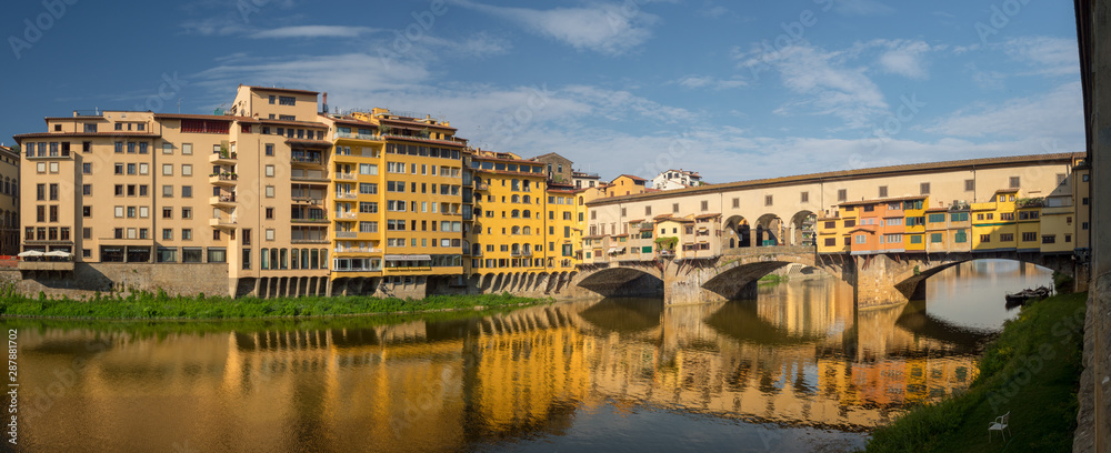 Vista del rio Arno cruzado por el Ponte Vecchio, en Florencia, Toscana, Italia.