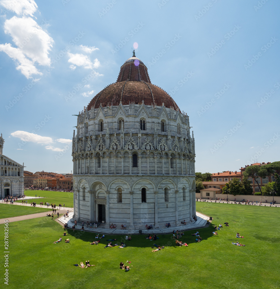 Plaza del Duomo en Pisa, Italia, con el baptisterio, y el Duomo.