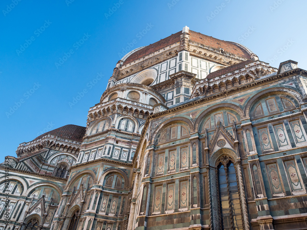 Piazza di San Giovanni, con Santa Maria del Fiore. Vista de la cúpula hecha por  Filippo Brunelleschi en Florencia,  Toscana, Italia